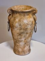 Keramikurne im Antikstil mit Metallringen, 19 cm