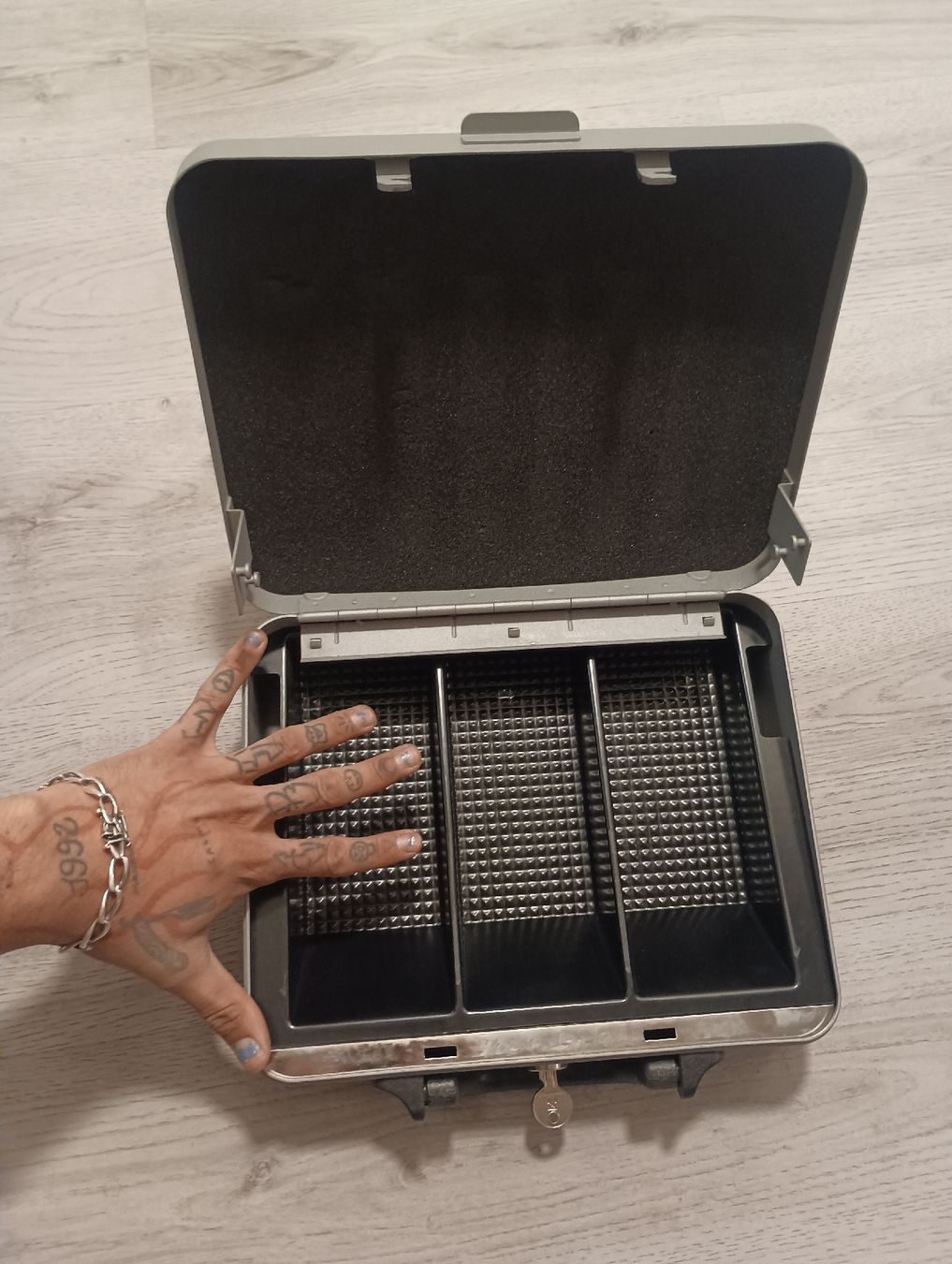Esche: Cash box with 3 compartments grey used – Usato da Dietikon venduto da isa_pz9m 2