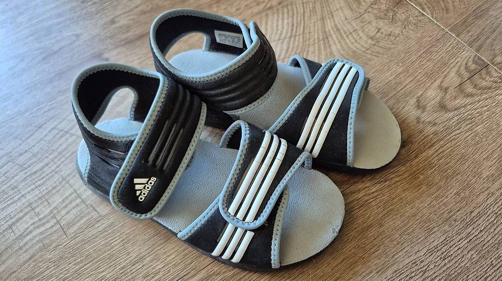 Scarpe per ragazzi: Adidas Bade- Sandalen Gr. 34 – Usato da Adelboden venduto da afkcamper