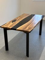 Massiver Tisch aus Nussbaumholz