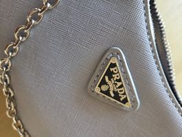 Prada Handtasche hellgrau mit Kette und Tasche neuwertig