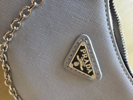 Prada Handtasche hellgrau mit Kette und Tasche neuwertig