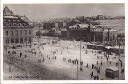 LA CHAUX - de - FONDS, place de la gare et la patinoire