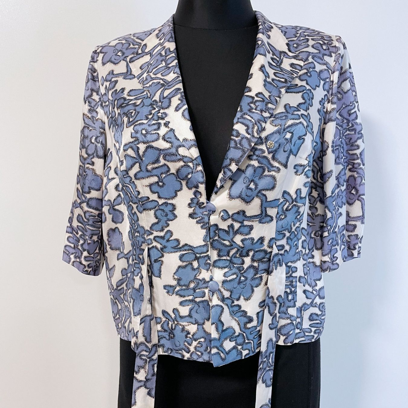 Camicette: Bluse Seide blau-weiss Wrap Bluse VINTAGE 1950s – Usato da Brüttisellen venduto da Buxus 3