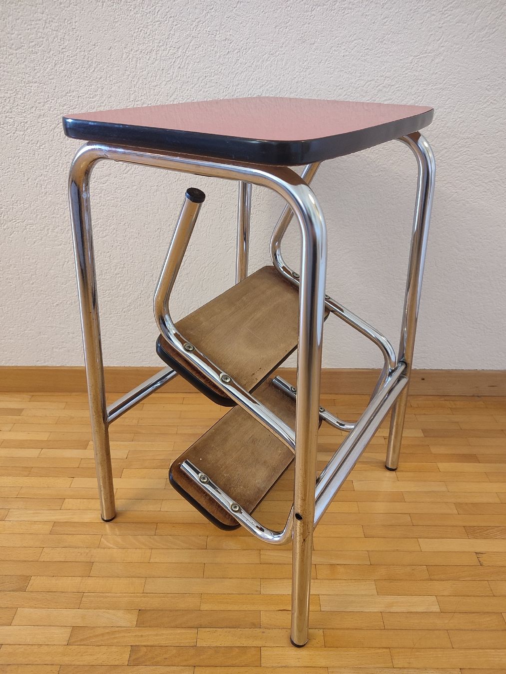Sgabelli: Tabouret en Formica vintage – Usato da Bougy-Villars venduto da Vogue 8