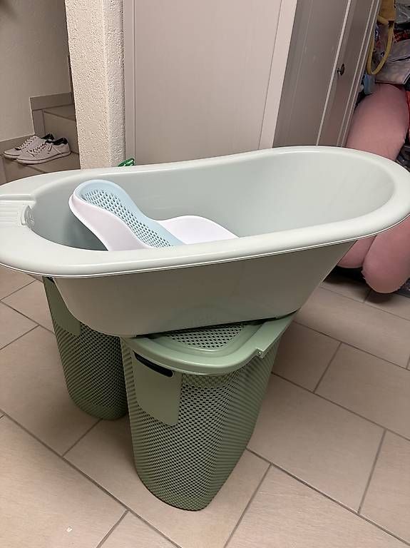 Tout pour le bain: Babybadewanne und sitz – D'occasion à Boswil par Roman992