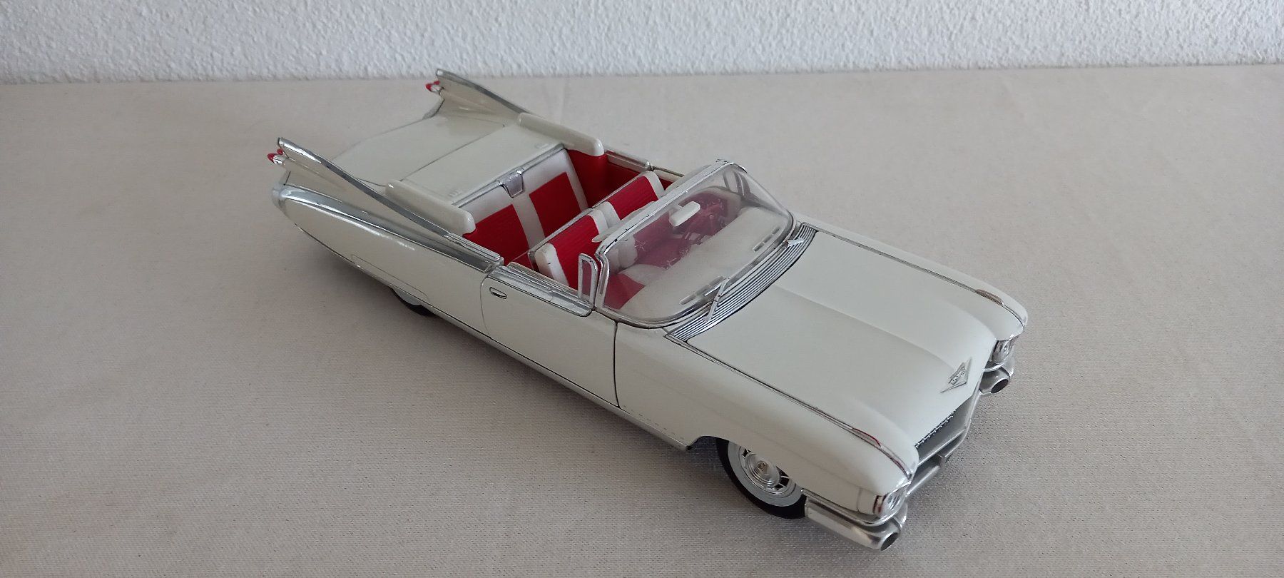 Alle Dekorationen: Modellauto Cadillac Eldorado weiss rot – Gebraucht aus Thun von Nordkapp