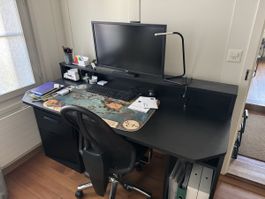 Schwarzer Schreibtisch mit Schubladen und Regal, perfekt für