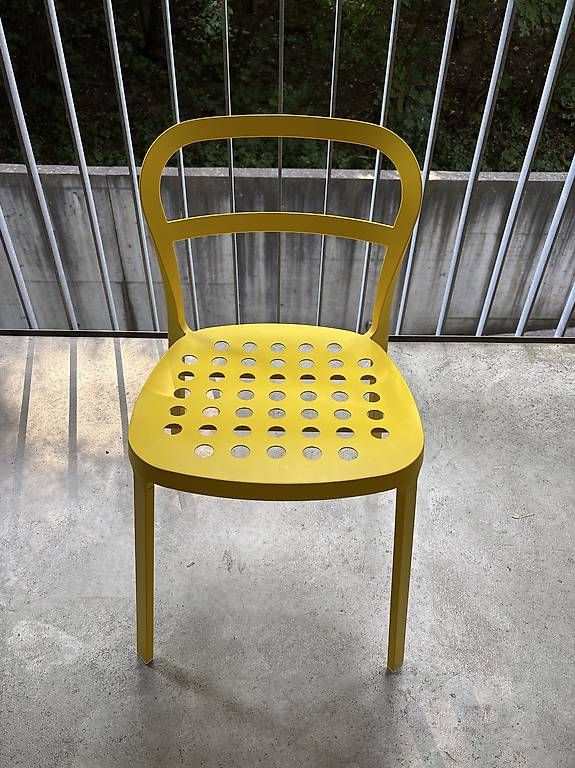 Stühle: Chaise en métal jaune – Gebraucht aus Fribourg von Brosciuttofunghi 1