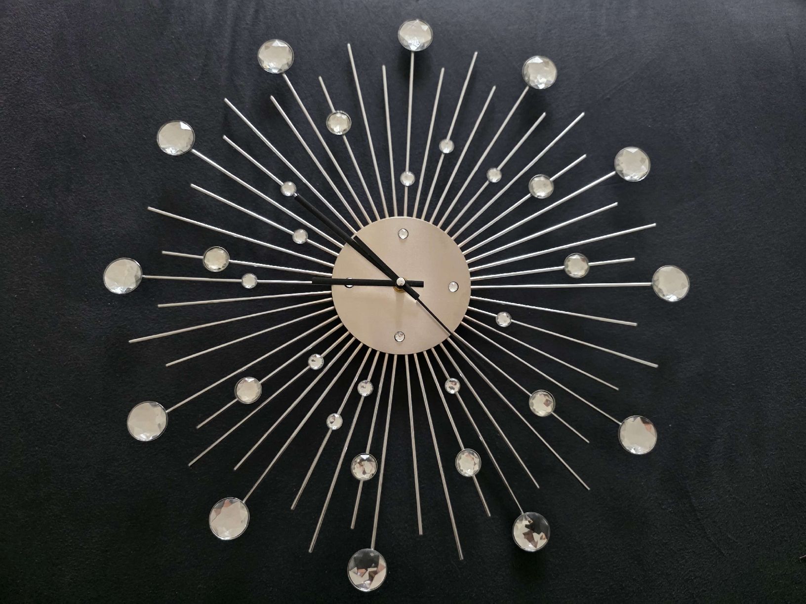 Uhren: Wanduhr mit Glitzersteinen – Gebraucht aus St. Gallen von Shelly__x3