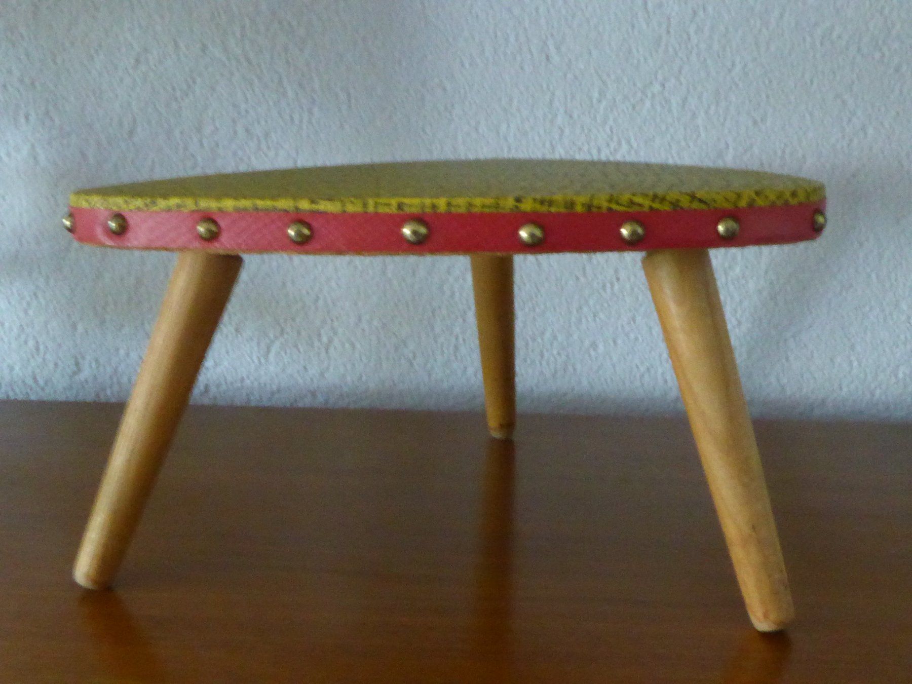 Hocker: Alter 60er Jahre Blumenhocker mit Messingnägeln, CH – Gebraucht aus Burgdorf von Zimpu10 1