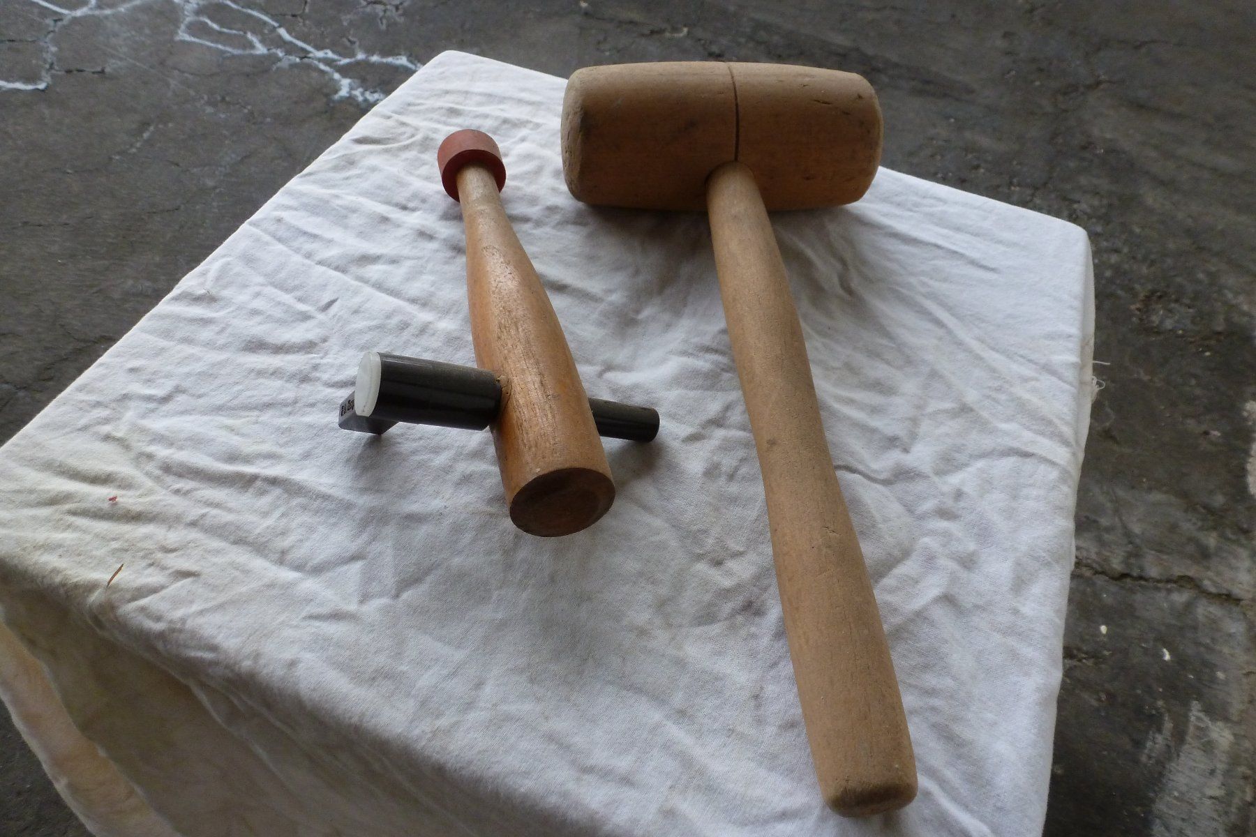 Alle Werkzeuge: original Zapfhahn und Holzhammer – Gebraucht aus Eiken von garanoiri 1