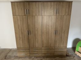 Kleider Schrank