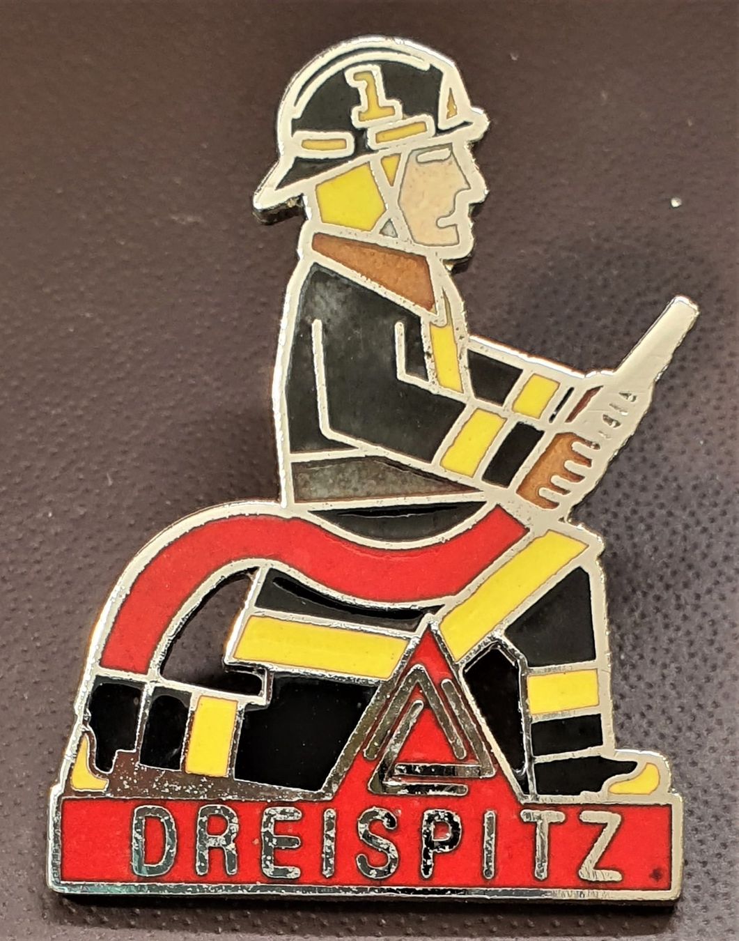 Placchette & Badge: P700 - Pin Feuerwehr-Mann Dreispitz Basel – Usato da Reinach BL venduto da Boston-Verkauf