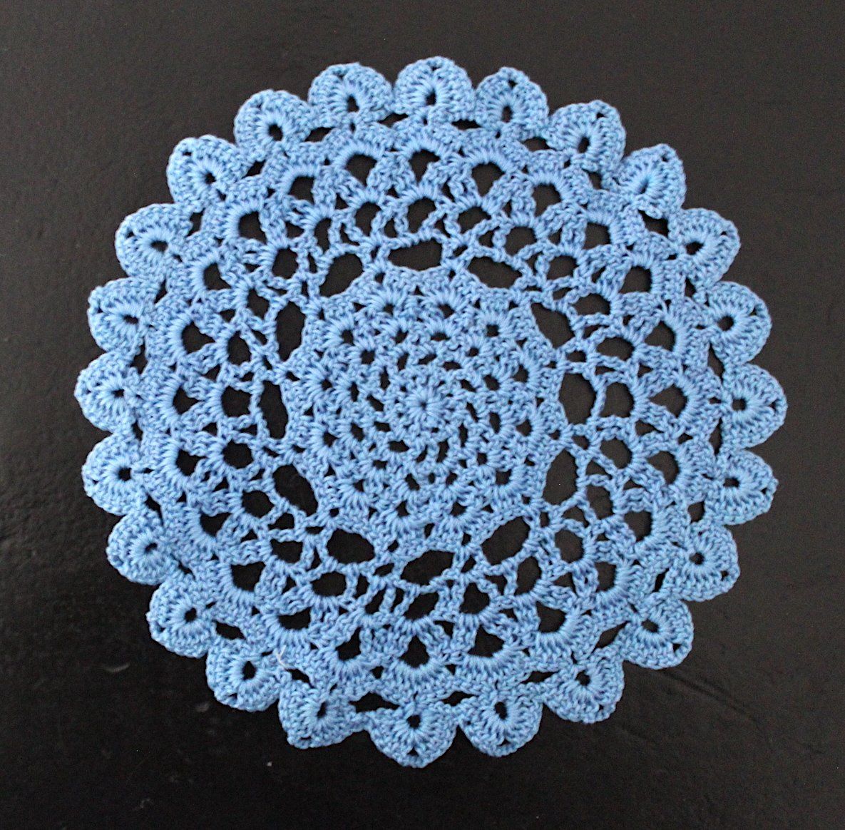 Altra biancheria da tavola: Neuwertige, Hellblaue  Häckeldeckchen, ca.19cm – Usato da Locarno venduto da fripui 2