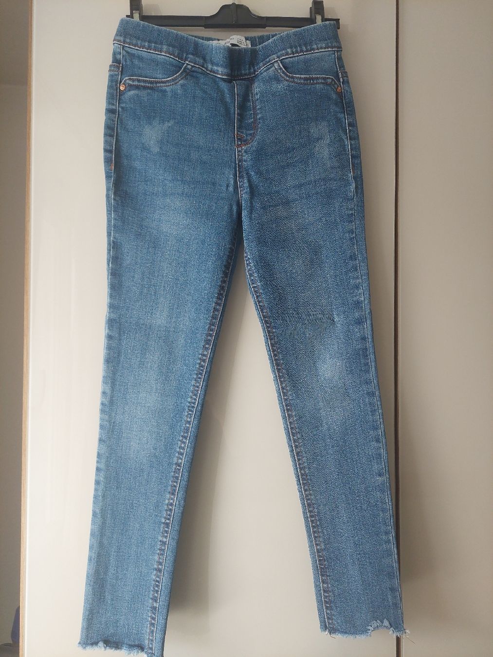 Pantaloni: Dunkelblaue Jeggings Grösse 128-134 – Usato da Flims Dorf venduto da Truemorish