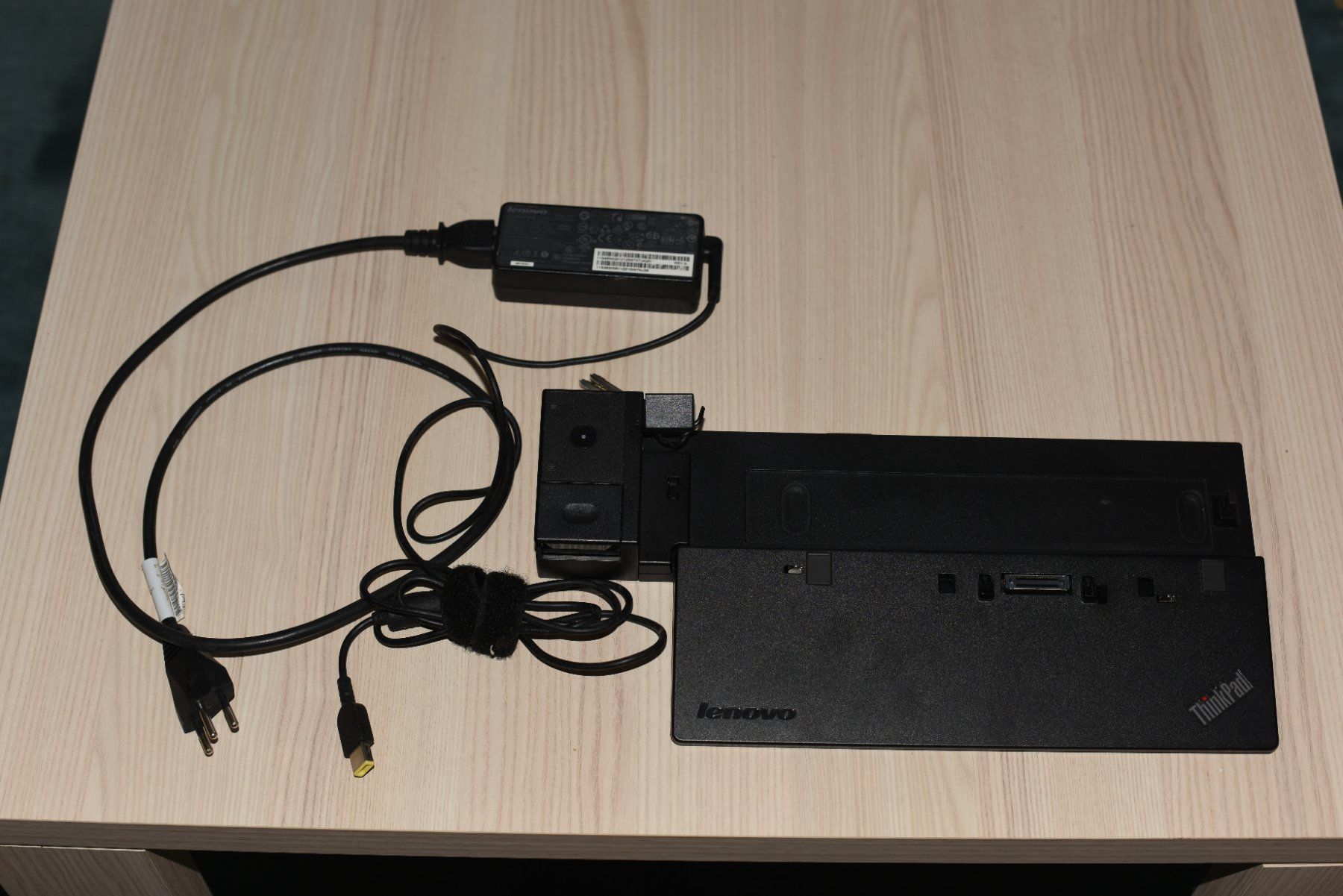 Lenovo Dockingstation: Docking Station Lenovo avec chageur |mit Ladegerät – Gebraucht aus Fribourg von Ratelbus