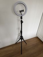 Lampada a cerchio LED con treppiede, come nuova