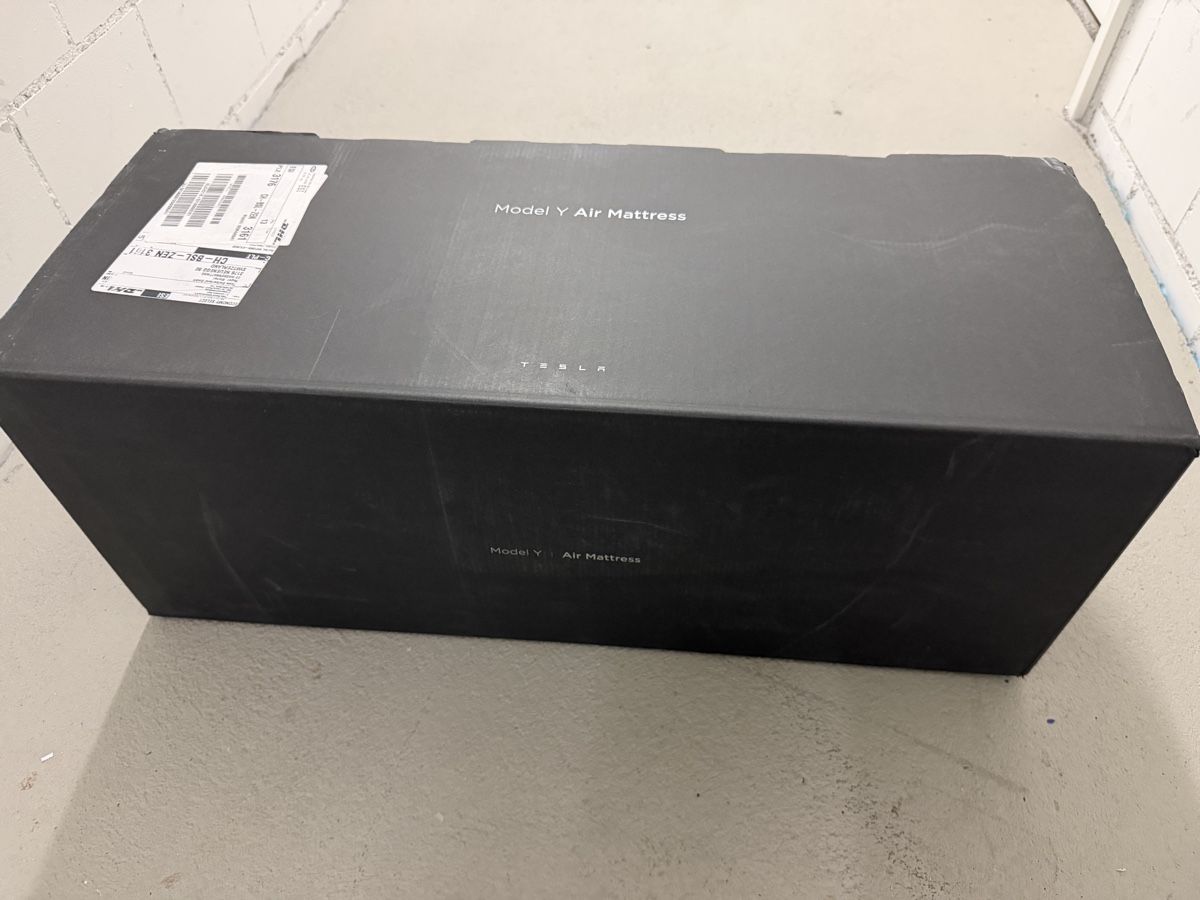 Tesla Tappeti & Tappetini: Tesla Model Y Air Mattress – Nuovo e nell'imballaggio originale da Neuenegg venduto da b2bsale