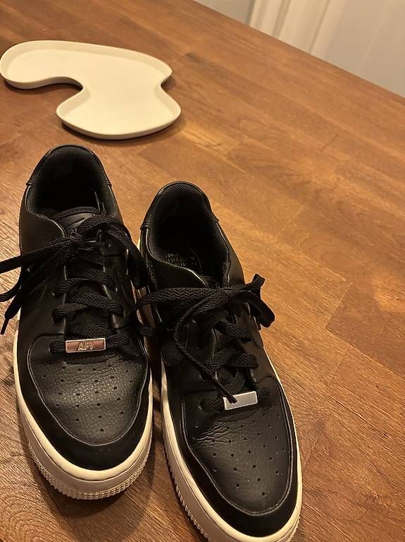 Nike Scarpe da uomo: Nike Air Force 1 - Schwarz – Usato da Dübendorf venduto da tay_jcn7 1