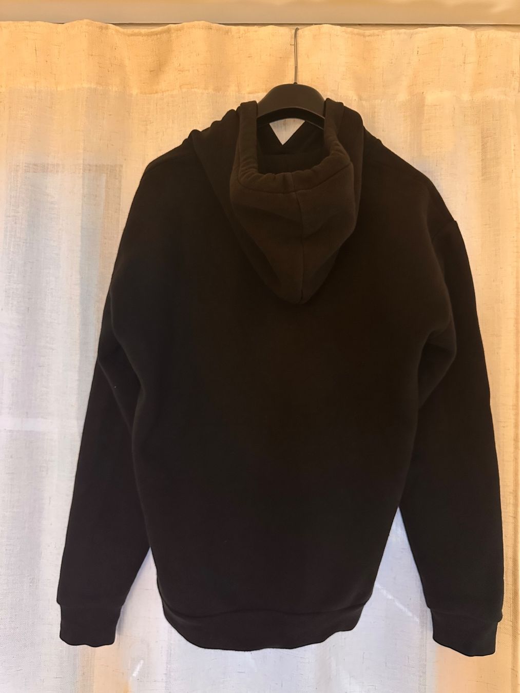 Zara Maglioni & Felpe: Schwarzer Zara Hoodie – Usato da St. Gallen venduto da sar_cj5j 1