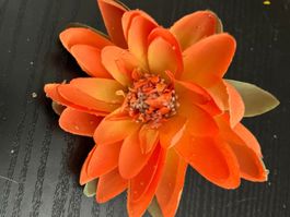 Künstliche Blume orange-gelb mit Tropfen