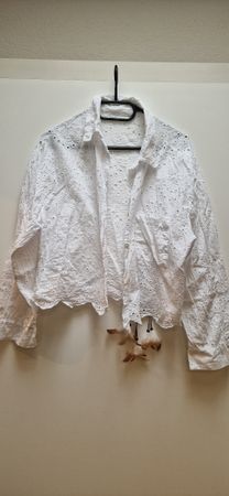 Weisse Bluse mit Lochmuster, Grösse S, perfekt für Sommer!