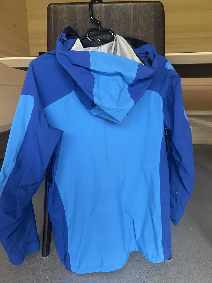 Peak Performance Jacken: Peak Performance Jacke – Gebraucht aus Appenzell Meister. von HolderioAI 1