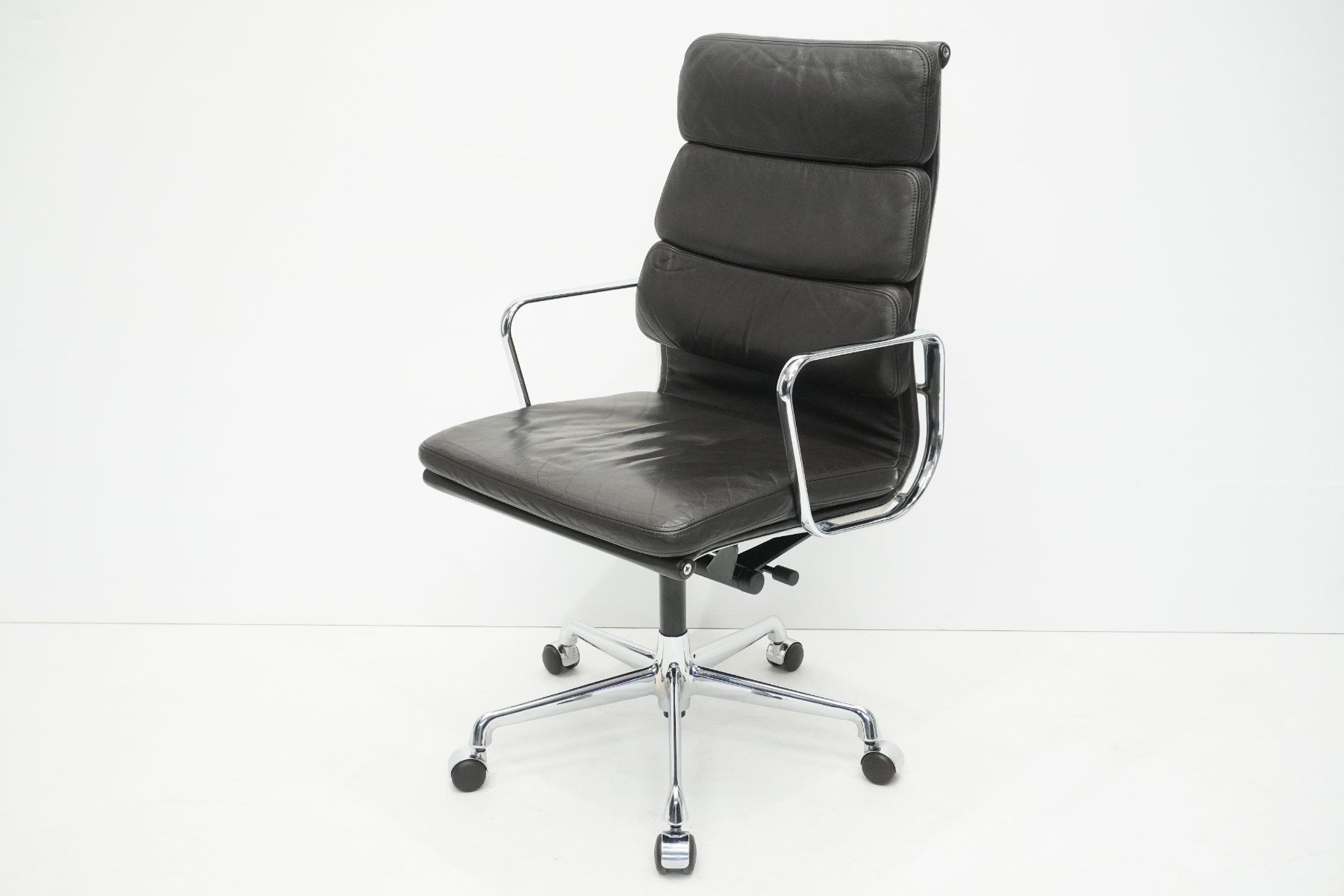 Vitra Sedie: Vitra Soft Pad EA219 Leder chocolate – Usato da Bad Zurzach venduto da QLASSIQ