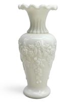 Vase ancien Art Nouveau en verre opalin à décor floral