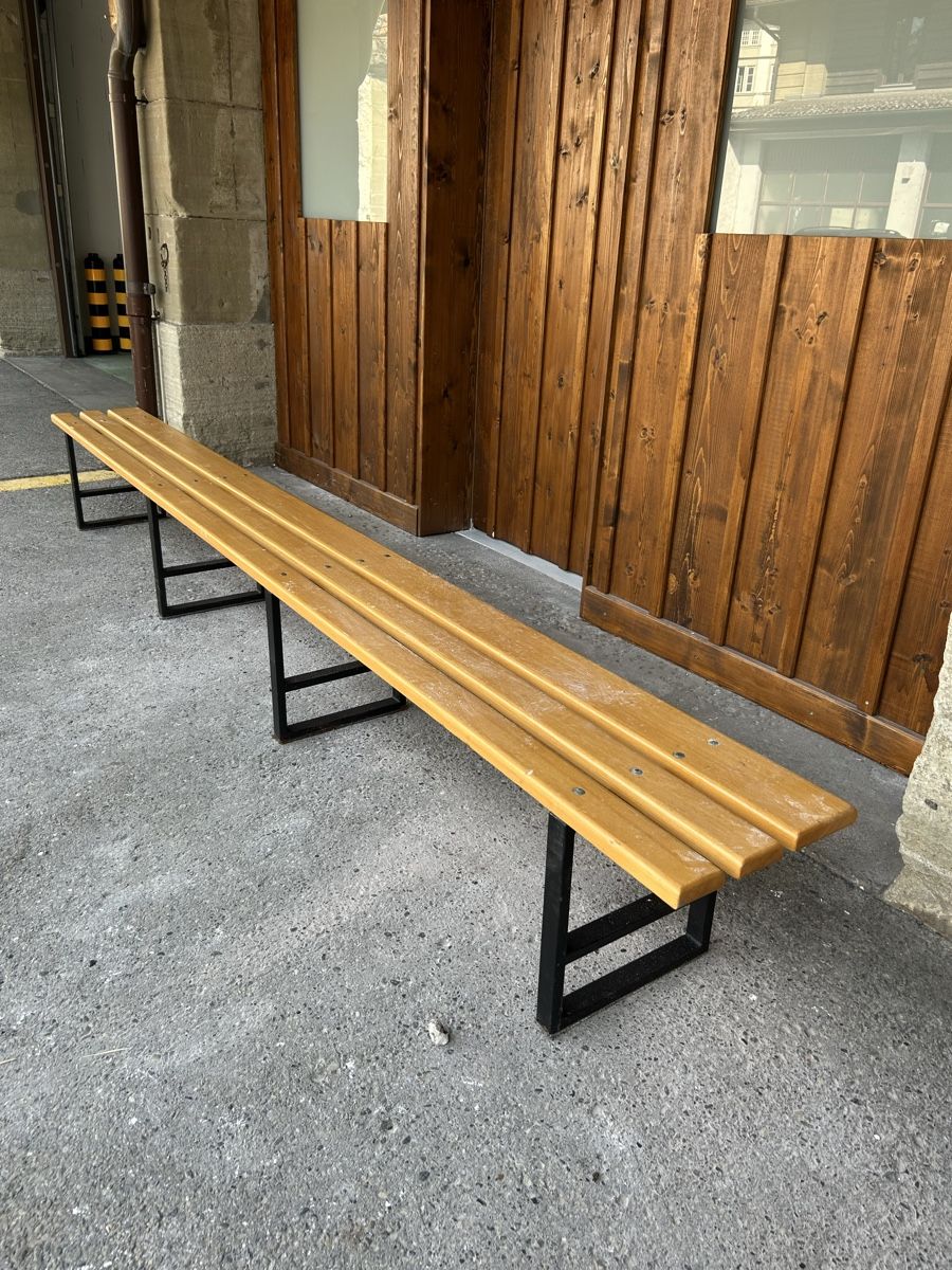 Bänke: Banc XXL en bois, – Gebraucht aus Thierrens von Bigla