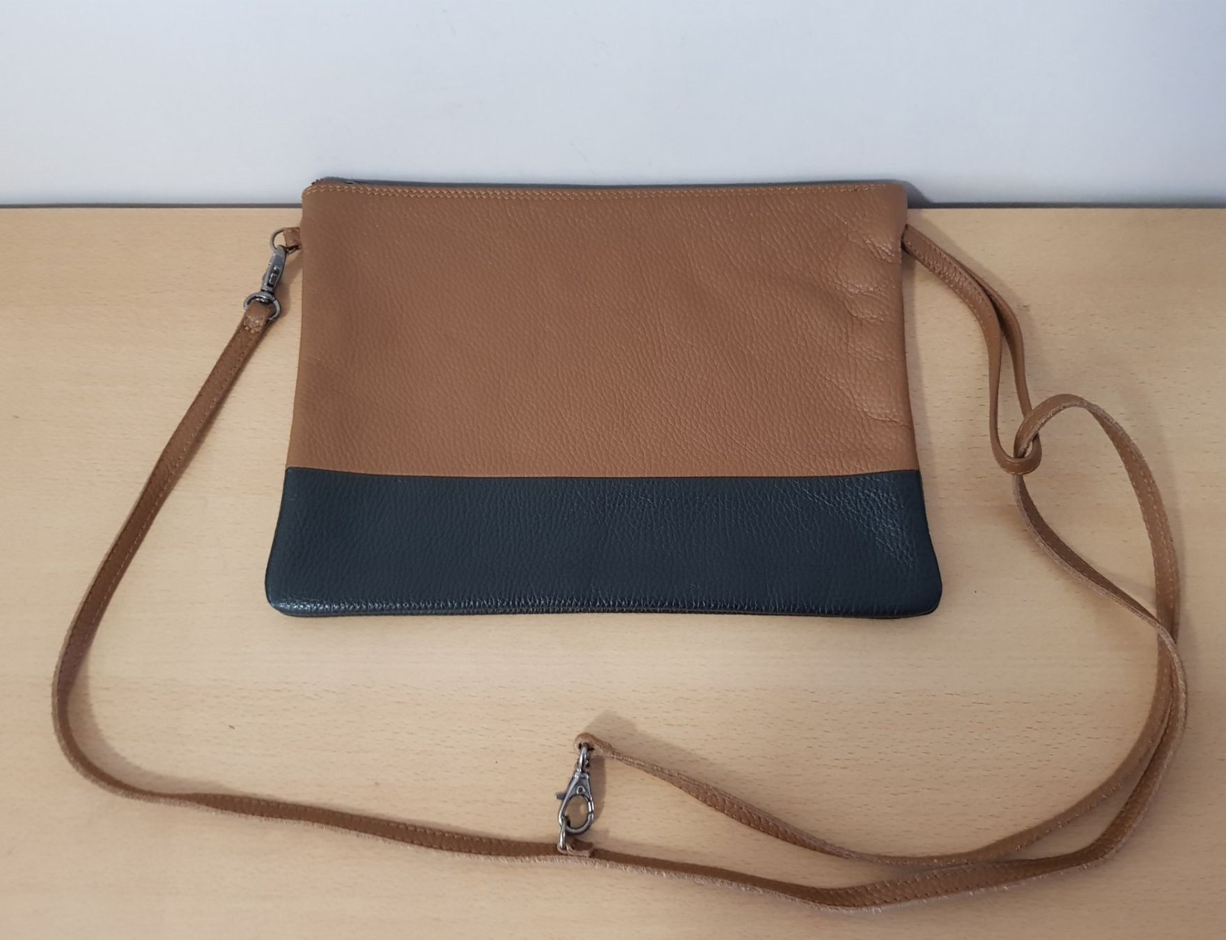 Kleinbasel Borse da donna: Klein Basel Leder Handtasche/Umhängetasche – Usato da Basel venduto da Birs868 1
