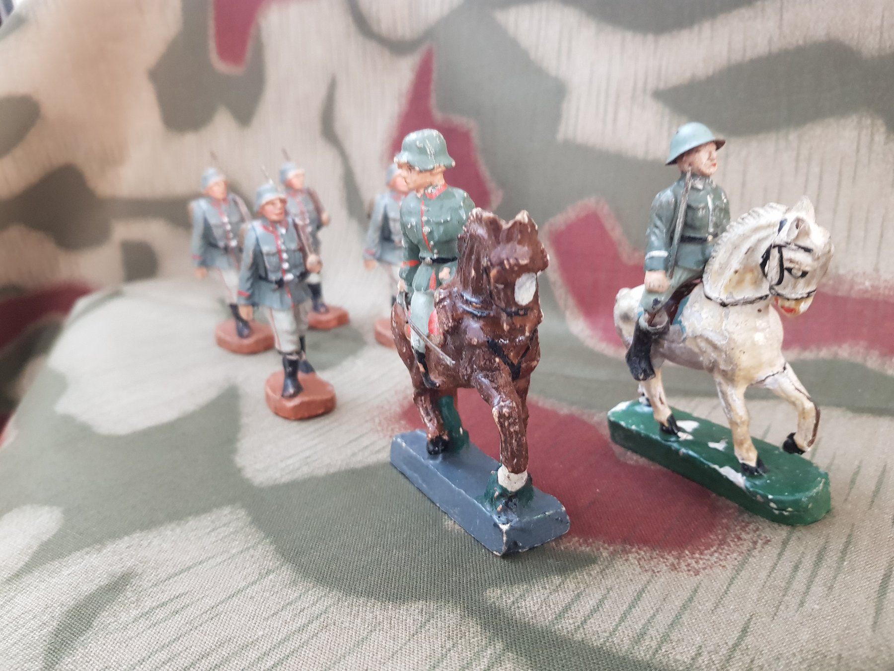 Figuren: Elastolin Parade Wehrmacht  Soldaten WW2 – Gebraucht aus Gutenswil von rolfsimmen31