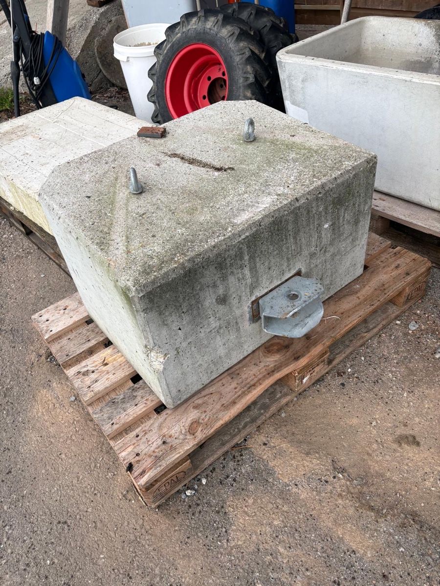 Trattori: Front Heckgewicht 800 kg – Usato da Menzingen venduto da Edelmuni7