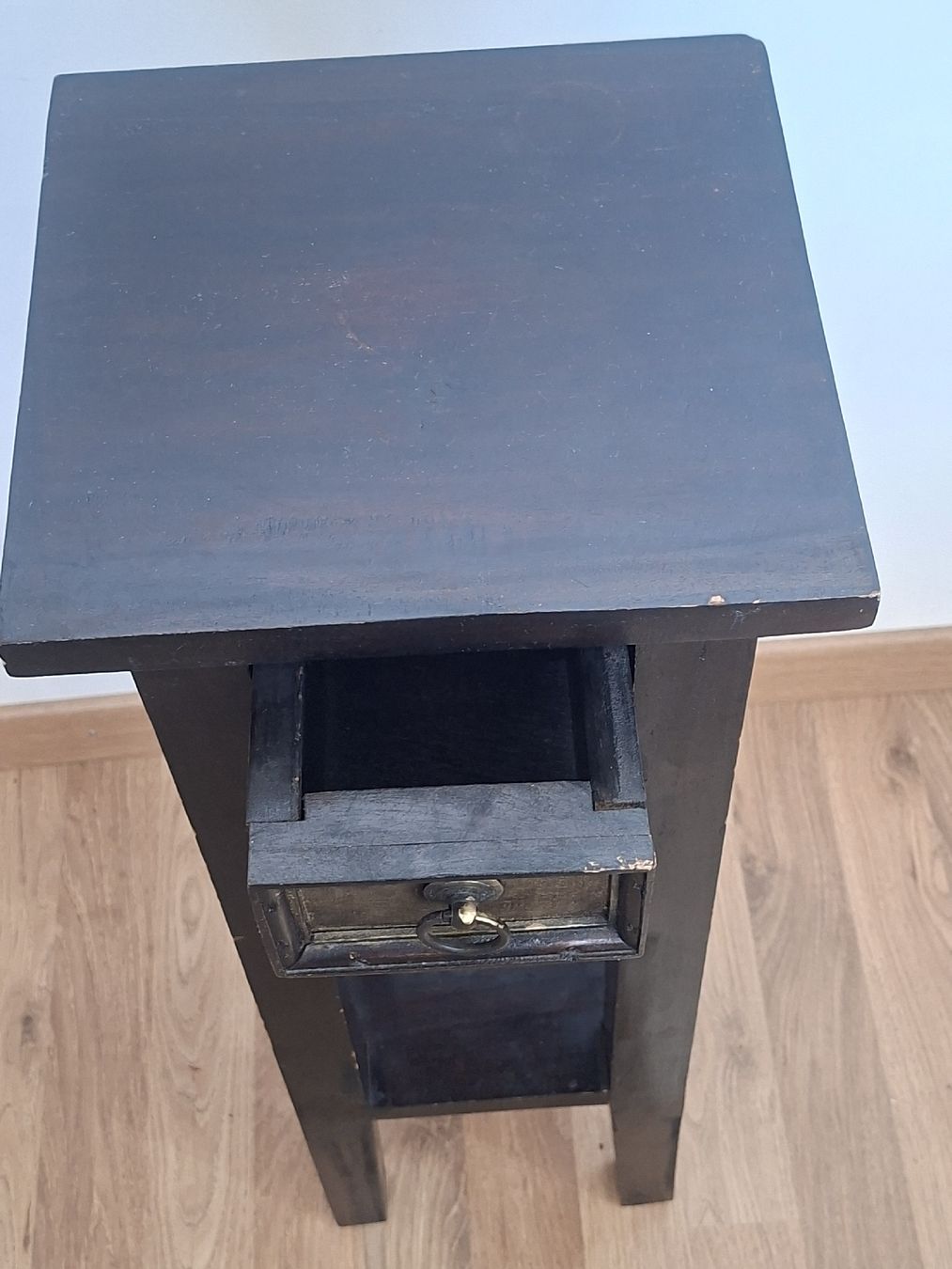 Comodini: Beistelltisch mit Schublade dunkelbraun. – Usato da Glattbrugg venduto da cub_w7l8 2