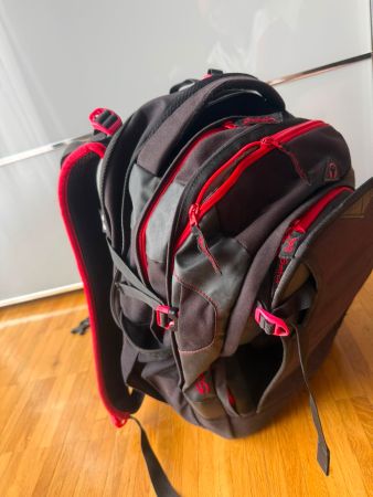 Satch Rucksack schwarz rot guter Zustand