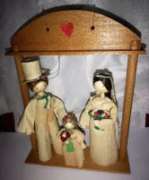 Maisblatt Hochzeitspaar mit Kind im Rahmen