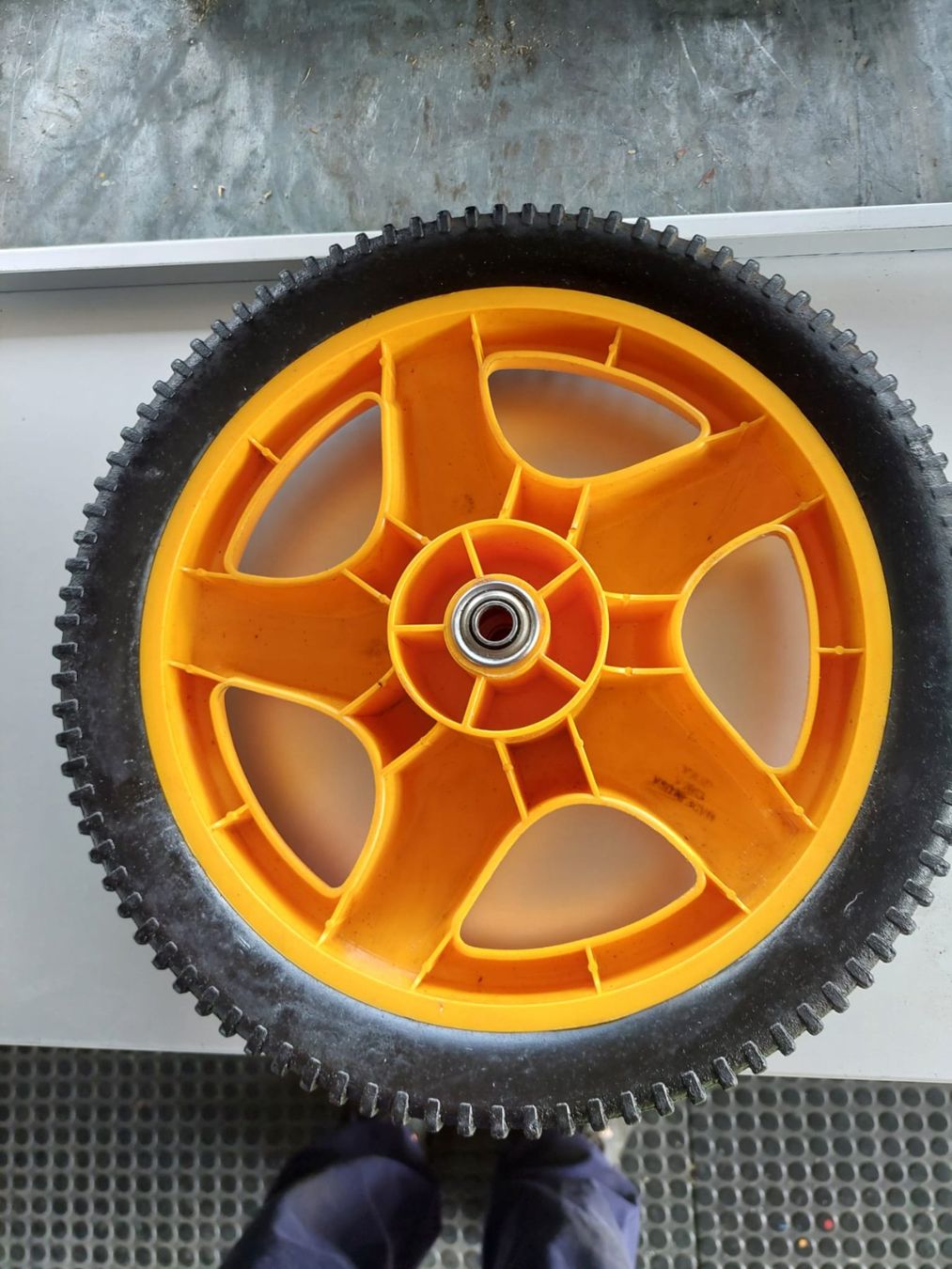Pneumatici & Ruote complete: Hinterrad für Rasenmäher – Usato da Regensdorf venduto da Powershift2 1