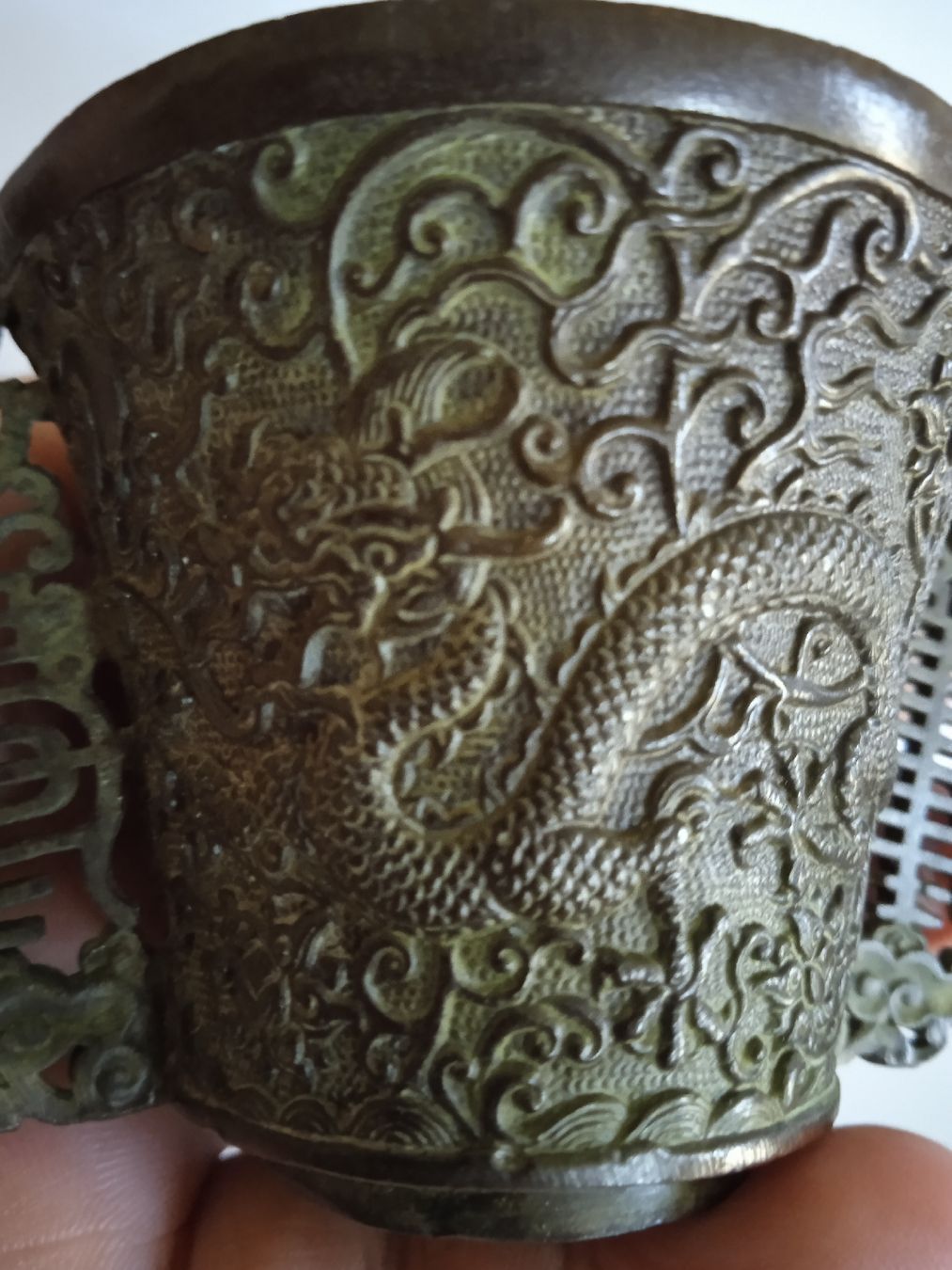 Vase & Récipients: Ein chinesischer Bronzebecher in Drachenform.  – D'occasion à Luzern par sse_hph5 6