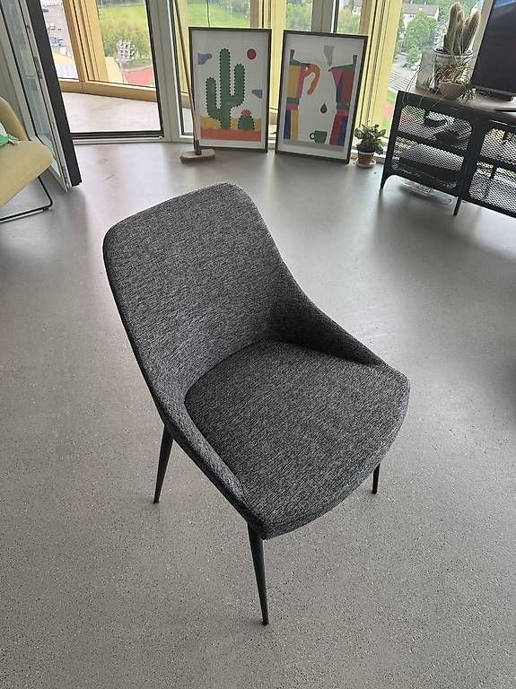 Poltrone: 4 moderne Stühle von Johann Jakob – Usato da Kriens venduto da SoeschSo