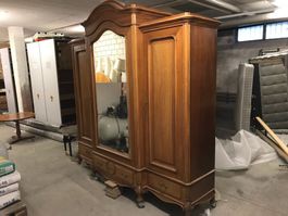Antiker Schrank ca. 230cm x 230cm