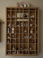 Sammelvitrine Holz mit vielen kleinen Tierfiguren