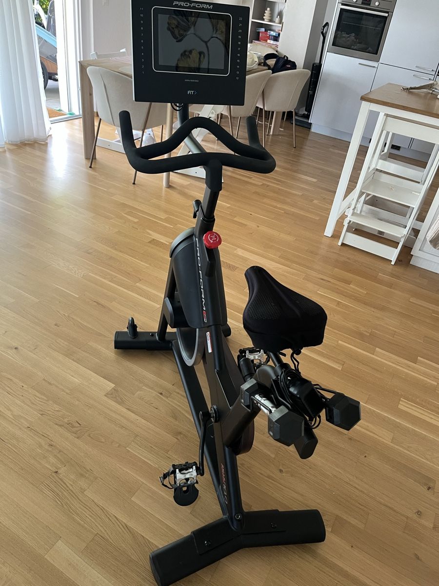 Decathlon Hometrainer: Pro-Form Smart Power 10.0 Spin Bike mit Display & Hanteln – Usato da Schönenberg TG venduto da ere_g6hm