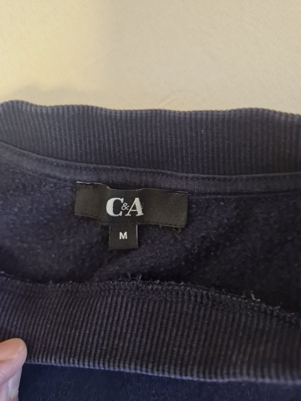 H&M Maglioni & Felpe: Dunkler Pullover mit Lochstickerei floral – Usato da Wädenswil venduto da ari_k29d 3