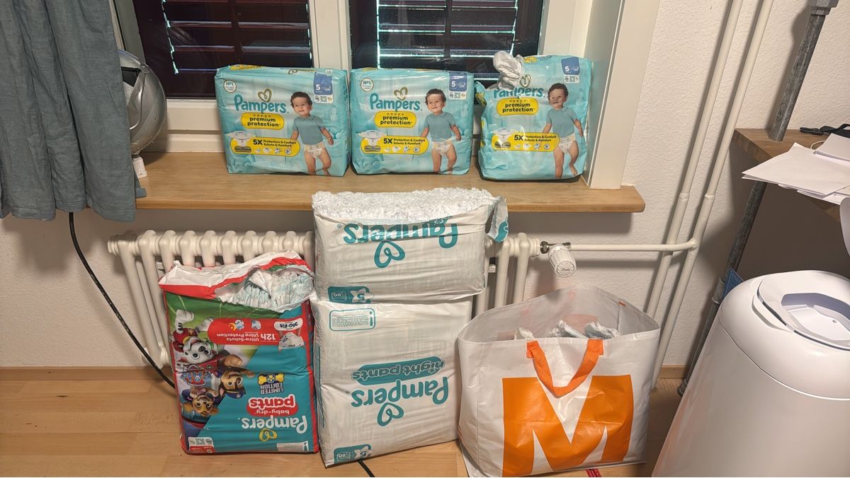 Pampers Secchi per pannolini & Pannolini: Pampers 5 (300+ Stk.) – Nuovo (secondo la descrizione) da Zürich venduto da Tschott
