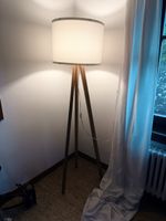 Stehlampe Holz Dreibein und Schirm neuwertig