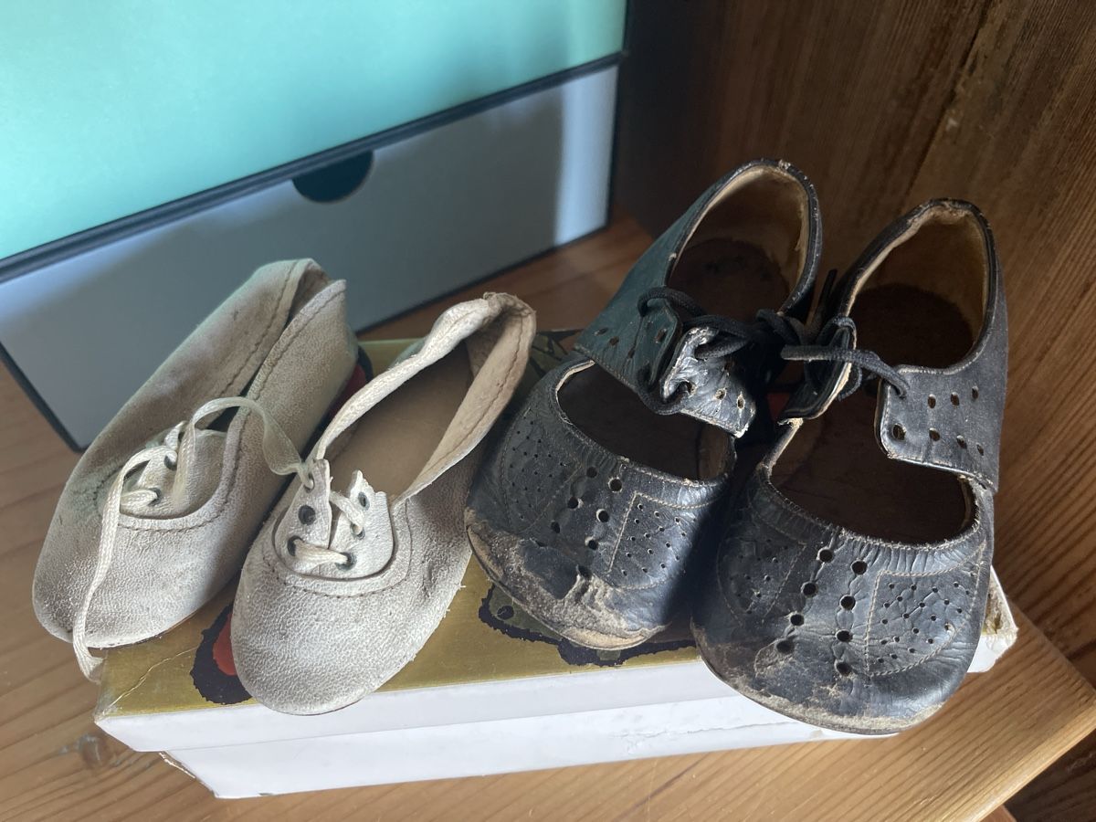 Scarpe per ragazzi: Antike Kinderschüehli Kinderschuhe – Usato da Horgen venduto da Aruscha