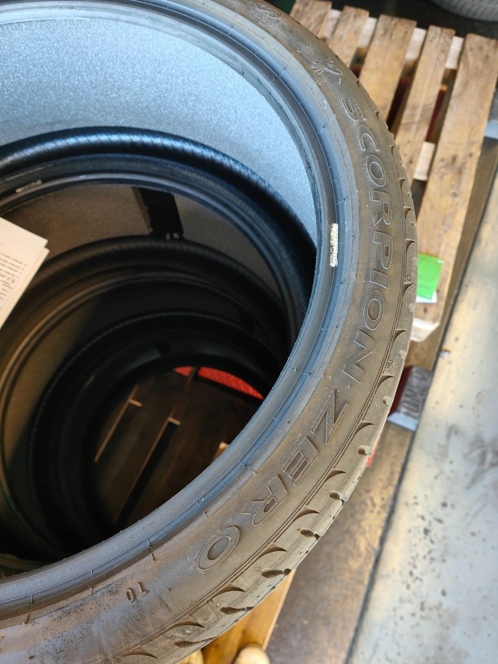 Pirelli Pneus & Kompletträder: 265/35 R22 Sommerreifen – Gebraucht aus Oberengstringen von Reifen-Lagerverkauf 1