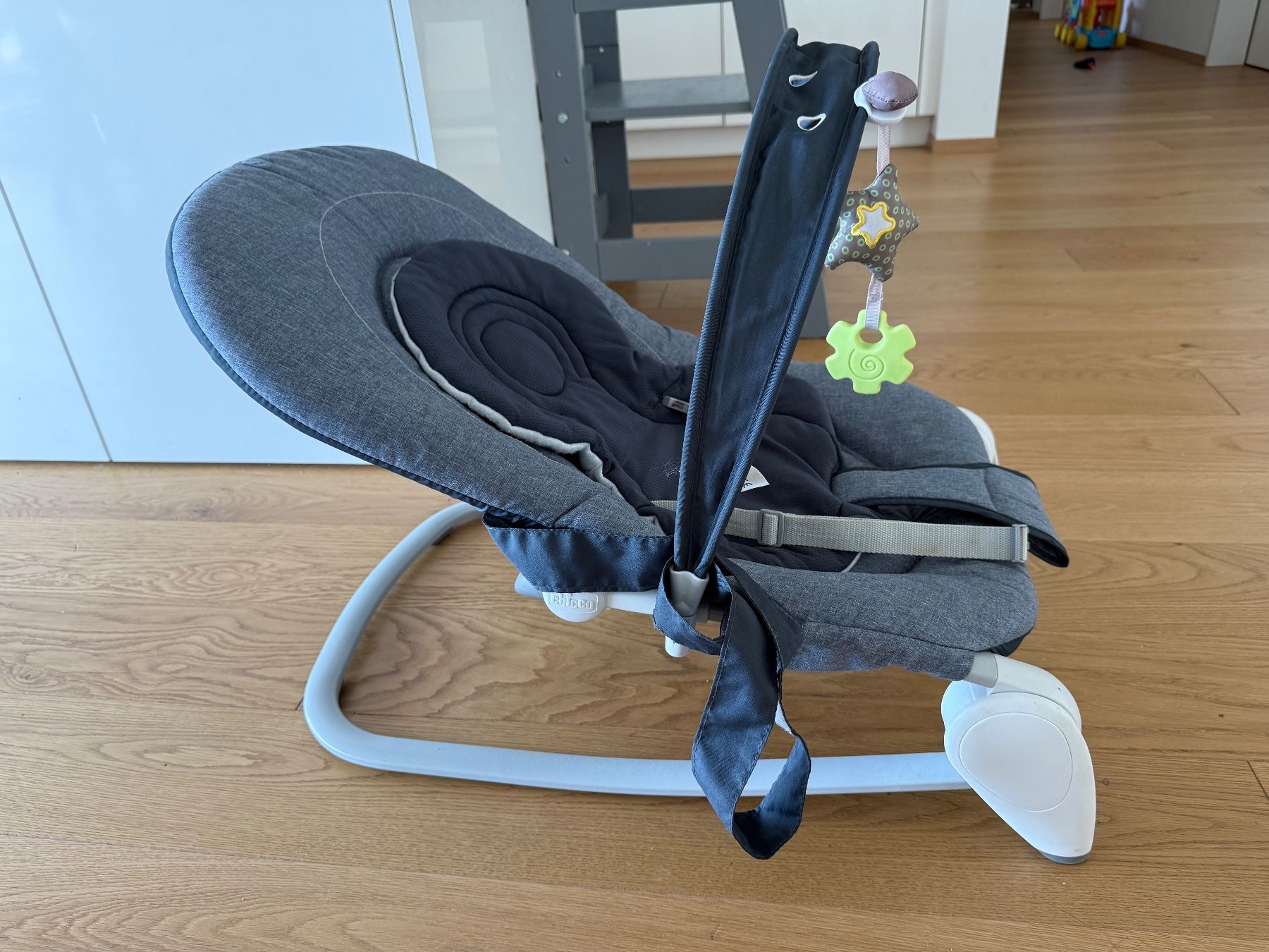 Chicco Bascules & balançoires: Chicco Hoopla Babywippe - grau, mit Insert – D'occasion à Immensee par rainmaker1982 1