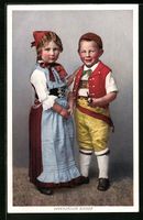 Niedliches Kinderpaar in Trachtenkleidun